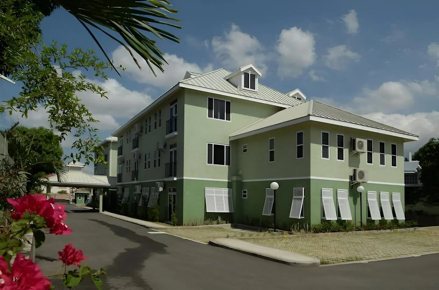 1-Bed Smart Access Condo Near Bob Marley Museum Kingston 0*,